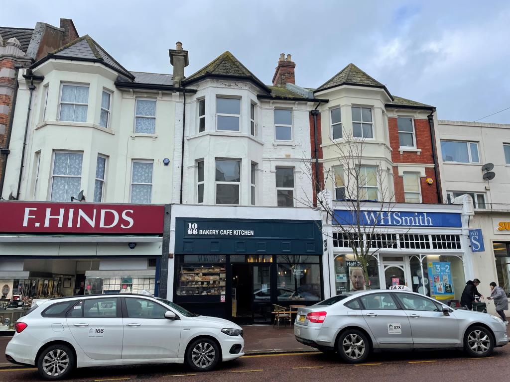 Lot: 70 - FREEHOLD TOWN CENTRE PROPERTY COMPRISING COMMERCIAL INVESTMENT AND TWO VACANT FLATS - Mid terrace arranged as flats and caf?